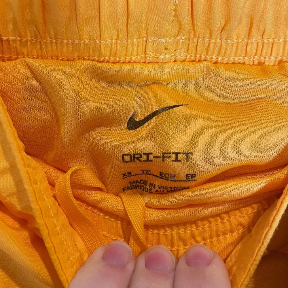 Nike Dri-Fit Women’s Orange Lined Tempo Athletic Running Shorts Sz XS NWT - Picture 6 of 7